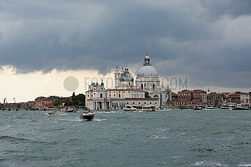 Venedig  Venetien  Italien - Blick von San Marco nach Dorsoduro mit der Inselspitze Punta della Dogana alla Salute.