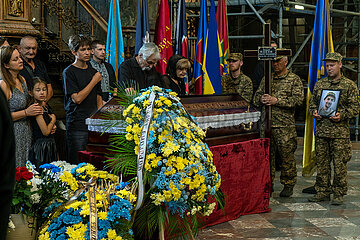 Ukraine  Lwiw - Ukrainekrieg: Beerdigungszeremonie fuer zwei gefallene ukrainische Soldaten in der griechisch-katholischen Garnisonkirche