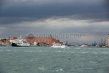 Venedig  Venetien  Italien - Blick ueber den Kanal von Giudecca nach Giudecca und Dorsoduro mit den Wolken eines Unwetters.