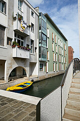 Venedig  Venetien  Italien - Blick auf moderne Wohnhaeuser an der Riva die Scorzeri in Giudecca.