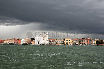 Venedig  Venetien  Italien - Blick ueber den Kanal von Giudecca nach Venedig-Dorsoduro mit dramatischen Gewiterwolken am Himmel.