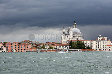 Venedig  Venetien  Italien - Blick ueber den Kanal von Giudecca nach Venedig-Dorsoduro mit den Wolken eines Unwetters.