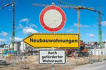 Symbolische Schilder Neubauwohnungen - Gefoerderter Wohnraum