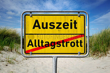 Symbolisches Ortsschild Auszeit - Alltagstrott