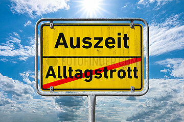 Symbolisches Ortsschild Auszeit - Alltagstrott