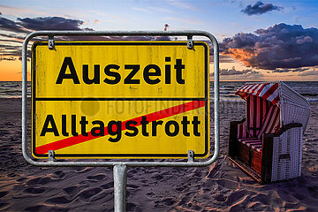 Symbolisches Ortsschild Auszeit - Alltagstrott