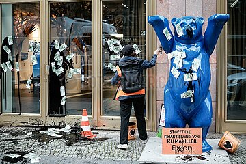 Protest gegen Investition in Exxon Mobil: Letzte Generation beschmiert Deutsche Bank in Berlin