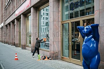 Protest gegen Investition in Exxon Mobil: Letzte Generation beschmiert Deutsche Bank in Berlin