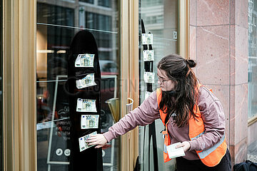 Protest gegen Investition in Exxon Mobil: Letzte Generation beschmiert Deutsche Bank in Berlin