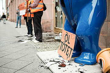 Protest gegen Investition in Exxon Mobil: Letzte Generation beschmiert Deutsche Bank in Berlin