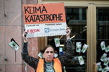 Protest gegen Investition in Exxon Mobil: Letzte Generation beschmiert Deutsche Bank in Berlin