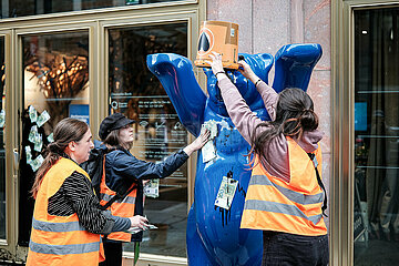 Protest gegen Investition in Exxon Mobil: Letzte Generation beschmiert Deutsche Bank in Berlin