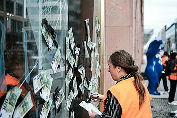 Protest gegen Investition in Exxon Mobil: Letzte Generation beschmiert Deutsche Bank in Berlin