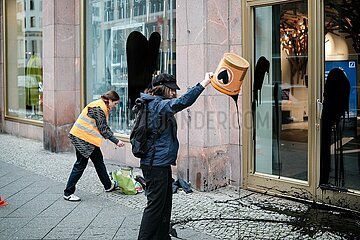 Protest gegen Investition in Exxon Mobil: Letzte Generation beschmiert Deutsche Bank in Berlin