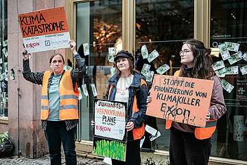 Protest gegen Investition in Exxon Mobil: Letzte Generation beschmiert Deutsche Bank in Berlin