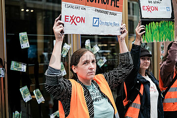 Protest gegen Investition in Exxon Mobil: Letzte Generation beschmiert Deutsche Bank in Berlin