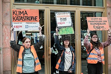 Protest gegen Investition in Exxon Mobil: Letzte Generation beschmiert Deutsche Bank in Berlin