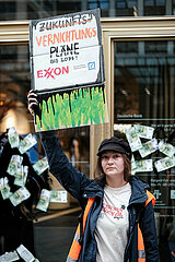 Protest gegen Investition in Exxon Mobil: Letzte Generation beschmiert Deutsche Bank in Berlin