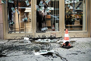 Protest gegen Investition in Exxon Mobil: Letzte Generation beschmiert Deutsche Bank in Berlin