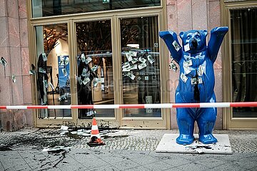 Protest gegen Investition in Exxon Mobil: Letzte Generation beschmiert Deutsche Bank in Berlin