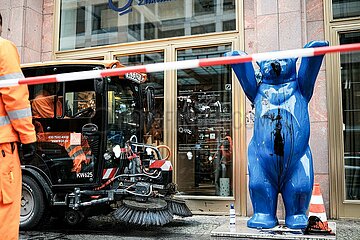 Protest gegen Investition in Exxon Mobil: Letzte Generation beschmiert Deutsche Bank in Berlin