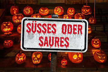 Symbolisches Schild SUESSES ODER SAURES