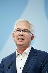 Berlin  Deutschland - Andrew Ullmann bei der Pressekonferenz zum Thema Krankenhausreform.