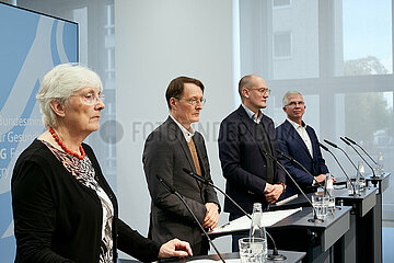 Berlin  Deutschland - Heike Baehrens mit Karl Lauterbach und Janosch Dahmen und Andrew Ullmann bei der Pressekonferenz zum Thema Krankenhausreform.