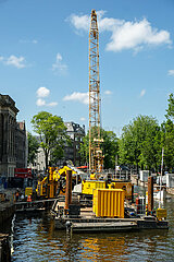 Niederlande  Amsterdam - Komplexe  schwimmende Baustelle zur Sanierung eines Gebaeudes im Grachtenguertel