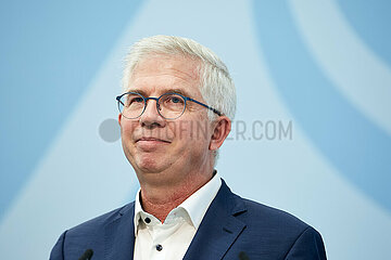 Berlin  Deutschland - Andrew Ullmann bei der Pressekonferenz zum Thema Krankenhausreform.