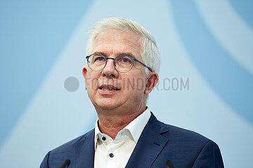 Berlin  Deutschland - Andrew Ullmann bei der Pressekonferenz zum Thema Krankenhausreform.