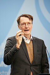 Berlin  Deutschland - Bundesgesundheitsminister Karl Lauterbach bei der Pressekonferenz zum Thema Krankenhausreform.