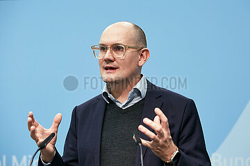 Berlin  Deutschland - Janosch Dahmen bei der Pressekonferenz zum Thema Krankenhausreform.