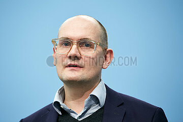 Berlin  Deutschland - Janosch Dahmen bei der Pressekonferenz zum Thema Krankenhausreform.