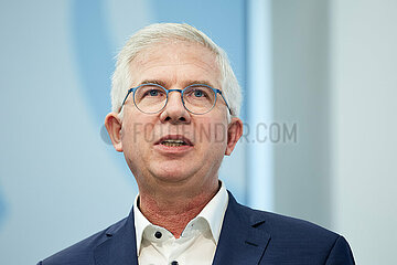 Berlin  Deutschland - Andrew Ullmann bei der Pressekonferenz zum Thema Krankenhausreform.