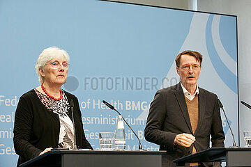 Berlin  Deutschland - Heike Baehrens mit Karl Lauterbach bei der Pressekonferenz zum Thema Krankenhausreform.