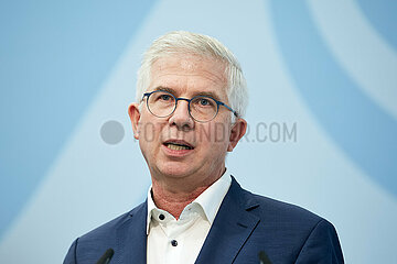 Berlin  Deutschland - Andrew Ullmann bei der Pressekonferenz zum Thema Krankenhausreform.