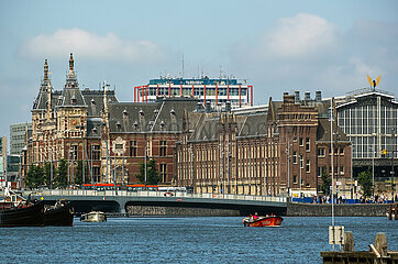 Niederlande  Amsterdam - Blick ueber den frueheren Meeresarm IJ auf die Centraal Station