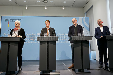 Berlin  Deutschland - Heike Baehrens mit Karl Lauterbach und Janosch Dahmen und Andrew Ullmann bei der Pressekonferenz zum Thema Krankenhausreform.