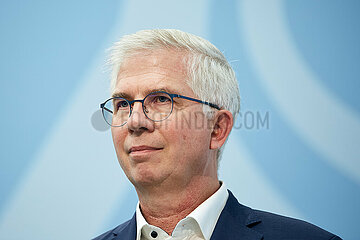 Berlin  Deutschland - Andrew Ullmann bei der Pressekonferenz zum Thema Krankenhausreform.