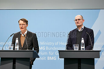 Berlin  Deutschland - Karl Lauterbach und Janosch Dahmen ubei der Pressekonferenz zum Thema Krankenhausreform.