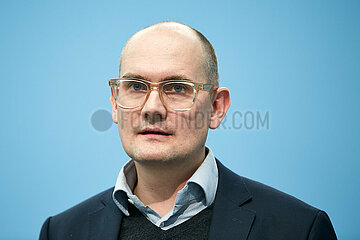 Berlin  Deutschland - Janosch Dahmen bei der Pressekonferenz zum Thema Krankenhausreform.