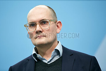 Berlin  Deutschland - Janosch Dahmen bei der Pressekonferenz zum Thema Krankenhausreform.