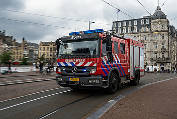 Niederlande  Amsterdam - Loeschfahrzeug der Feuerwehr unterwegs zu einem Einsatz