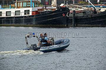 Niederlande  Amsterdam - Wasserschutzpolizei auf Patrouille auf dem IJ (Stadtzentrum)