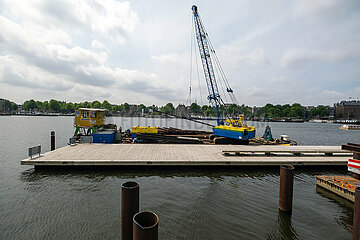 Niederlande  Amsterdam - Baustelle zur Erweiterung von grossflaechigen Stegen am frueheren Meeresarm IJ im Stadtzentrum