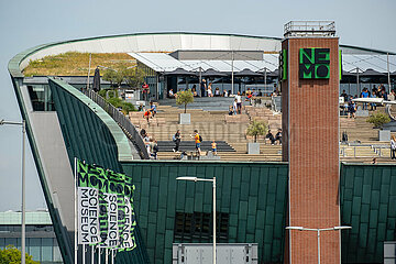 Niederlande  Amsterdam - NEMO Science Museum am frueheren Meeresarm IJ im Stadtzentrum