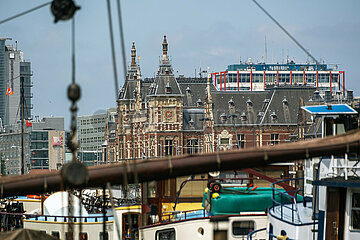 Niederlande  Amsterdam - Blick ueber den frueheren Meeresarm IJ auf die Centraal Station