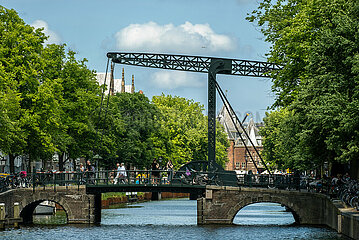 Niederlande  Amsterdam - Historische Zugbruecke im Grachtenguertel