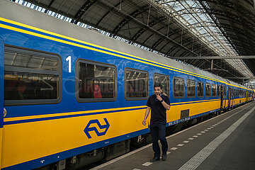 Niederlande  Amsterdam - Fernzug nach Deutschland der Niederlaendische Eisenbahnen AG am Bahnsteig  Amsterdam Centraal Station